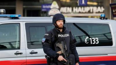 العثور على قنبلة يدوية قديمة عند مدخل كنيس يهودي في النمسا