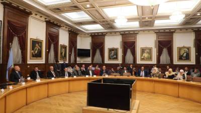 محافظ القاهرة يشهد تسليم 40 عقدًا موثقًا لبعض المصانع والورش في شق الثعبان