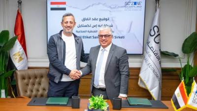 باستثمارات 4.1 مليون دولار… رئيس اقتصادية قناة السويس يوقع عقد شركة “إيــــه إس تكستايل" التركية لإقامة مصنع لصناعة ملصقات المنسوجات بالقنطرة غرب الصناعية