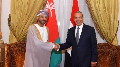 وزير الخارجية ونظيره العماني يؤكدان تطابق الرؤى وتكامل الجهود لتثبيت دعائم الأمن والاستقرار بالمنطقة
