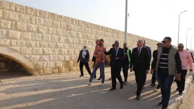 محافظ القاهرة يتابع أعمال تطوير سور مجرى العيون والمنطقة المحيطة به