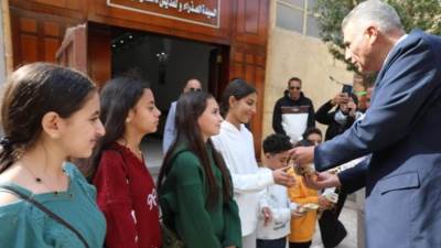 محافظ أسوان يوزع كروت تهنئة الرئيس والهدايا على الأطفال بمختلف الكنائس