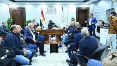 وزير الإسكان يعقد اجتماعا لمتابعة مشروعات القرى السياحية 