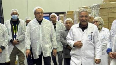 في زيارة مفاجئة.. وزير قطاع الأعمال العام يتفقد مصانع "مصر للمستحضرات الطبية" بالقليوبية