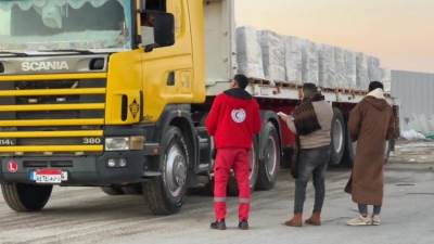 الهلال الأحمر المصري يواصل مد غزة بمساعدات غذائية وعلاجية وشتوية عبر قافلة «زاد العزة» 113