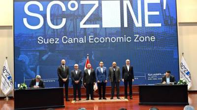 رئيس الوزراء يشهد توقيع اتفاقيات وعقود إنشاء مشروعين متكاملين في مجال الطاقة المتجددة وتصنيع مكوناتها محلياً باستثمارات تزيد على ١.٨ مليار دولار