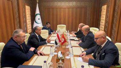 وزير الخارجية يلتقي مع نظيره التونسي