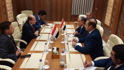 وزير الخارجية يلتقي مع نظيره اليمني