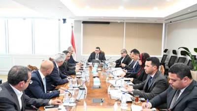 وزير الإسكان يعقد اجتماعا مع مسئولي شركة سامكريت لمتابعة الموقف التنفيذي للمشروعات التي تنفذها الشركة بالمدن الجديدة