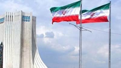 إيران تستدعي السفير البريطاني احتجاجا على حادثة استبدال علم سفارتها في لندن