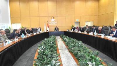 وزير الإسكان يتابع موقف مشروعات الإسكان التى تنفذها هيئة المجتمعات العمرانية بالمدن الجديدة