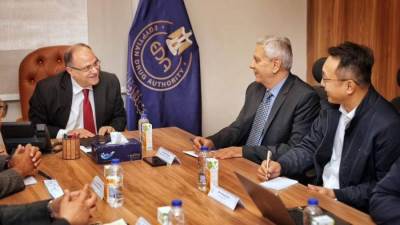 رئيس هيئة الدواء يبحث مع الشركة القابضة للأدوية ومجموعة هالو الصينية سبل توطين الصناعات الدوائية المتقدمة