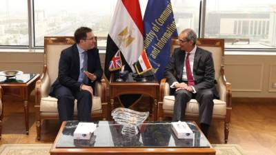 وزير الاتصالات يبحث مع سفير المملكة المتحدة بالقاهرة سبل تعزيز الاستثمارات البريطانية في مجالات التعهيد وتكنولوجيا المعلومات في مصر