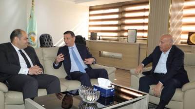 وزير الزراعة ورئيس "حماية المنافسة" يبحثان مع اتحاد الدواجن آليات ضبط السوق وحماية الصناعة الوطنية