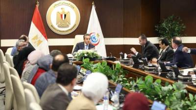 وزير الصحة يناقش الخطة الاستثمارية للوزارة ويتابع مستجدات المرحلتين الثانية والثالثة من منظومة التأمين الصحي الشامل