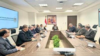 نائب وزير الإسكان يتابع سير العمل  بعدد من الملفات الاستراتيجية لقطاع المرافق