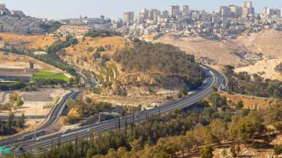 محافظة القدس تحذر من بدء تنفيذ "طريق 45" الاستيطاني لضم مستوطنات القدس ورام الله