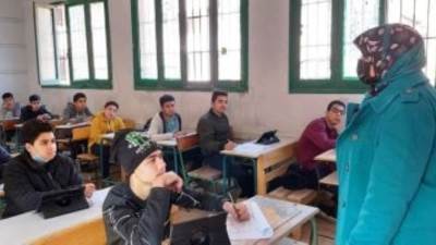 طلاب الشهادة الإعدادية يبدأون امتحانات المواد الدراسية الأساسية للترم الأول
