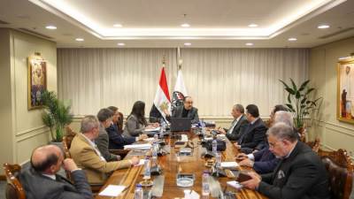 وزير قطاع الأعمال العام يلتقي ممثلي غرفتي صناعة الملابس الجاهزة والصناعات النسيجية والمجلس التصديري للملابس