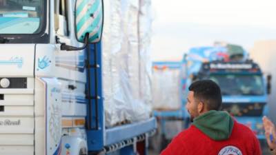 الهلال الأحمر المصري يطلق القافلة الـ120 لغزة محملة بأطنان من المواد الغذائية والمساعدات