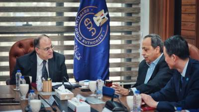 رئيس هيئة الدواء يبحث مع ممثلي شركتي "جيبتو فارما" و"غان أند لي" الصينيتين سبل توطين الصناعة الدوائية