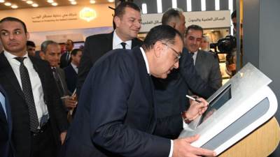 رئيس الوزراء يفتتح معرض الكتاب ويتفقد جناح وزارتى الدفاع والداخلية