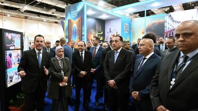 رئيس الوزراء يتفقد جناح مركز المعلومات ودعم اتخاذ القرار بمجلس الوزراء