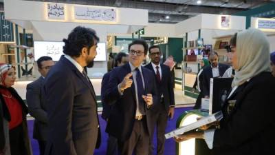 وزير الثقافة يتفقد معرض القاهرة الدولي للكتاب في دورته السابعة والخمسين ويلتقي عدداً من المشاركين 