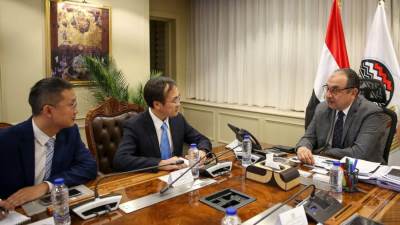 وزير قطاع الأعمال العام يستقبل وفدًا رفيع المستوى من مجموعة شاندونج الصينية لبحث فرص التعاون في صناعة المركبات الكهربائية