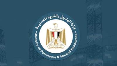 وزارة البترول والثروة المعدنية تتابع حادث تصادم طريق حقول الصحراء الغربية