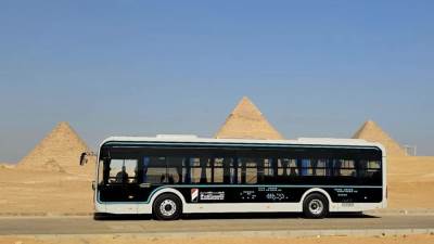 نموذج لأتوبيس "النصر للسيارات" الكهربائي يدخل الخدمة التجريبية ضمن منظومة نقل زوار أهرامات الجيزة