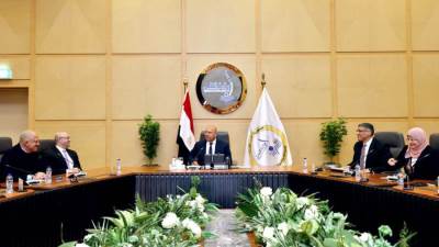 وزير الصناعة والنقل يجتمع بمحافظي الجيزة وبني سويف واتحاد الصناعات المصرية