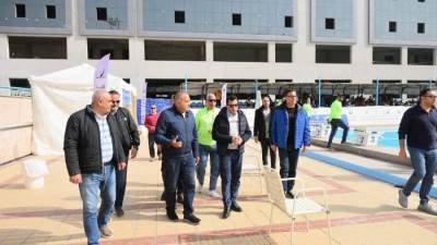 وزير الرياضة يشهد منافسات بطولة القاهرة للسباحة بالزعانف ويطمئن على تطبيق الكود الطبي