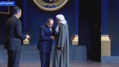 الرئيس السيسى يكرم عددًا من أسر شهداء الشرطة خلال احتفال عيد الشرطة