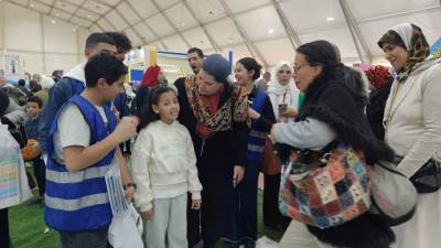 رئيسة المجلس القومي للطفولة والأمومة تتفقد جناح المجلس بمعرض القاهرة الدولي للكتاب