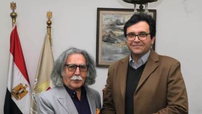 وزير الثقافة يلتقي الفنان التشكيلي العراقي ضياء العزاوي الحاصل على جائزة النيل للمبدعين العرب ويدعوه لإقامة معرض استيعادي