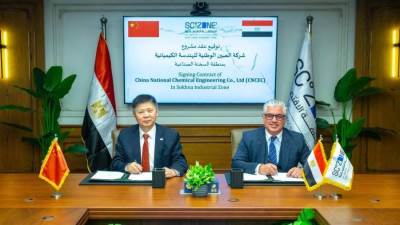 اقتصادية قناة السويس توقع عقد مشروع شركة "CNCEC" الصينية لتصنيع خطوط إنتاج "الصودا آش" بالسخنة