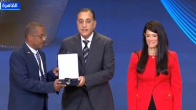 رئيس الوزراء يكرم الفائزين فى جائزة مصر للتميز الحكومى