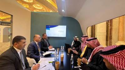 وزير العمل يعقد اجتماعًا مع قيادات شركة «تكامل» السعودية