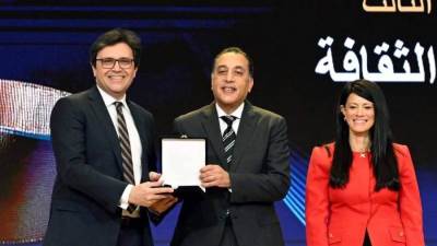 رئيس الوزراء يسلم وزير الثقافة جائزة التميز الحكومي في مجال تكافؤ الفرص وتمكين المرأة