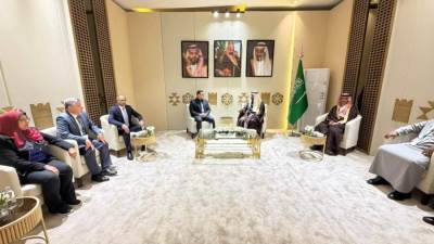 وزير الإسكان يتفقد أجنحة معرض "إيفات السعودية 2026" بالرياض