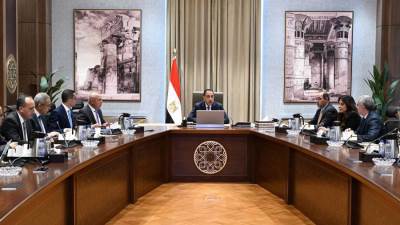 رئيس الوزراء يعقد اجتماعاً لبحث فرص توطين صناعة السيارات وزيادة تنافسية المناطق الحرة