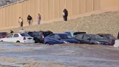 انفجار ماسورة مياه أمام معرض الكتاب فى التجمع وتلف عدد من السيارات