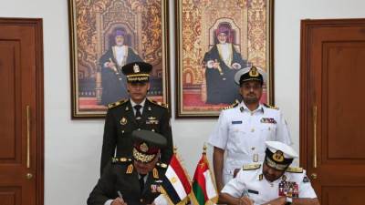 رئيس أركان حرب القوات المسلحة يعود إلى أرض الوطن عقب إنتهاء زيارته الرسمية إلى سلطنة عُمان