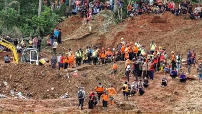 ارتفاع حصيلة ضحايا الانهيارات الأرضية في إندونيسيا إلى 49 قتيلاً