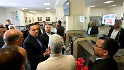 رئيس الوزراء يتفقد سير العمل والخدمات المقدمة للمواطنين بالمركز التكنولوجي بقرية "تونا الجبل" بمحافظة المنيا