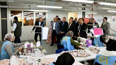 رئيس الوزراء يتفقد مصنع "الجيزة للملابس الجاهزة" أثناء جولته اليوم بمشروعات تنموية وخدمية بمحافظة المنيا