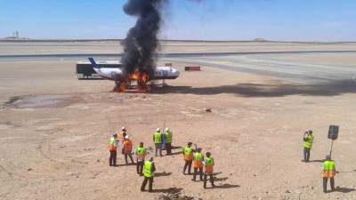 بالصور محافظ أسوان يكلف نائبه بالمشاركة فى تجربة الطوارئ للسيطرة على حادث طائرة بمطار أسوان