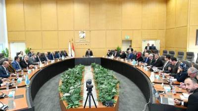 وزير الإسكان يعقد اجتماعًا موسعًا مع رؤساء ومسئولي الجهات التابعة للوزارة لمتابعة ملفات العمل