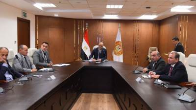 وزير العمل يلتقي ممثلي شركات الملابس الجاهزة لبحث سبل استقرار بيئة العمل وتذليل العقبات أمام الاستثمار
